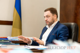 Правового рішення про розпуск КСУ немає, крім добровільного складання повноважень суддями, – Монастирський