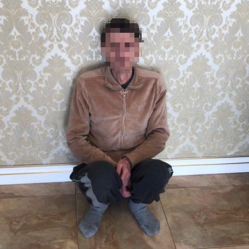 У Києві затримали групу зловмисників, які 3 роки утримували чоловіка, щоб заволодіти його квартирою